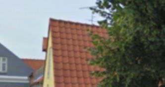Ved Brønden 1, hvor Signe i sine sidste år lejede en lille lejlighed med en lille gårdhave bag ved. Brønden ses i højre side af billedet.